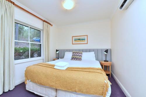 Postel nebo postele na pokoji v ubytování Villa 2br Bardolino Villa located within Cypress Lakes Resort