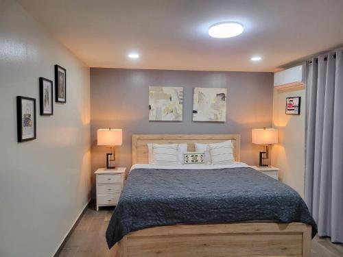 ein Schlafzimmer mit einem großen Bett und zwei Lampen in der Unterkunft Sonoran desert in Puerto Peñasco