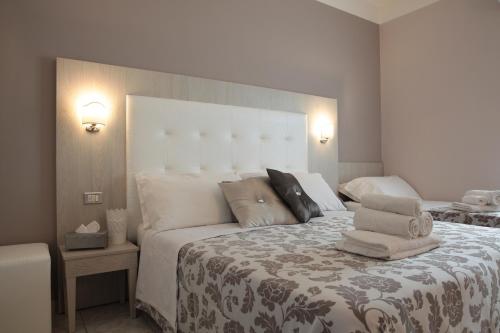 una camera da letto con un grande letto con due cuscini sopra di Hotel Stefan Room & Breakfast a Gatteo a Mare