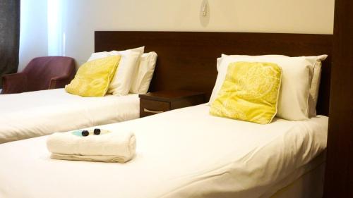 Llit o llits en una habitació de OYO Oban Hotel