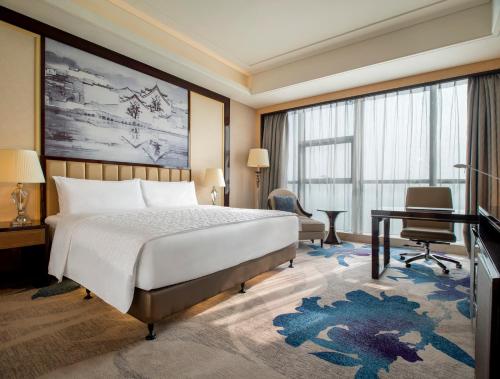 Postel nebo postele na pokoji v ubytování Le Meridien Yixing Hotel