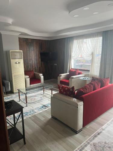 sala de estar con sofá rojo y mesa en Konforlu lüks ev, en Rize