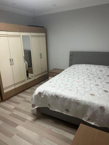 1 dormitorio con cama, tocador y espejo en Konforlu lüks ev, en Rize