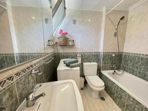 La salle de bains est pourvue de toilettes, d'un lavabo et d'une baignoire. dans l'établissement Kitty´s beach house, à Benalmádena