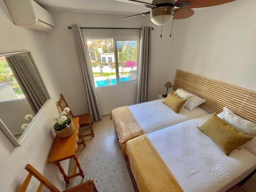 une chambre avec un grand lit et une fenêtre dans l'établissement Kitty´s beach house, à Benalmádena