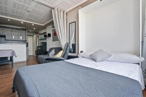 - une chambre avec un lit et un salon dans l'établissement Apartamento Welcs EMP- 090-con vistas, à Empuriabrava