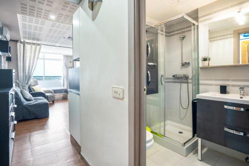 La salle de bains est pourvue d'une douche et d'un lavabo. dans l'établissement Apartamento Welcs EMP- 090-con vistas, à Empuriabrava