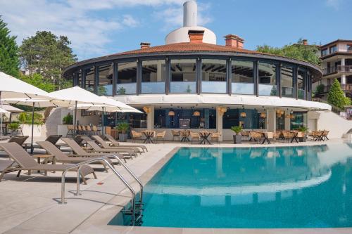 Πισίνα στο ή κοντά στο Viva Mare Beach Hotel by Santa Marina