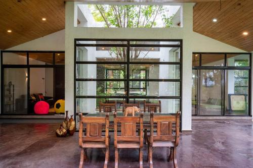 Fotografia z galérie ubytovania Kamal Baug by StayVista - A balinese villa with a pool, Open patios, Expansive lawn & Games v destinácii Shikrapur