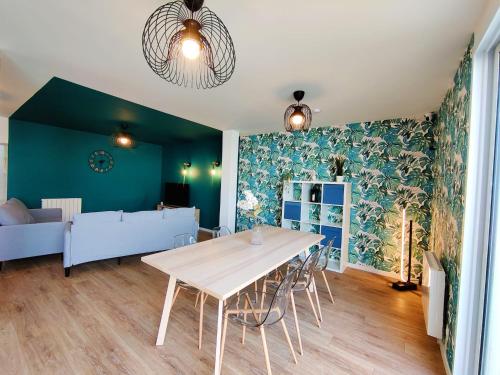 a living room with a table and a couch at Chambre Aven avec salle de bains privative dans une résidence avec salon et cuisine partagés in Brest