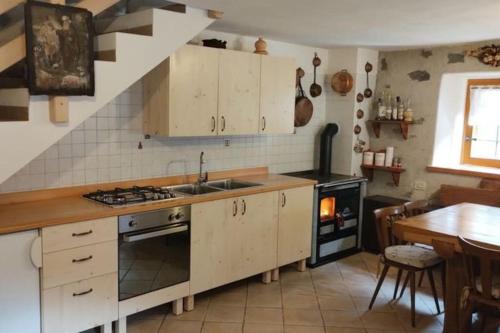 cocina con fregadero y fogones en Chalet Maso Salam en Bocenago