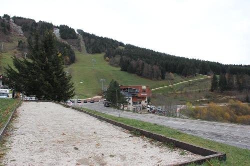 a view of a road with a building and a mountain at Au pied des pistes Côte 2000 - Le Balcon de Villard de Lans in Villard-de-Lans