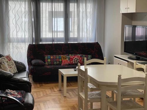 - un salon avec un canapé et une table dans l'établissement La de Mondi, à Baiona