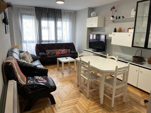 een woonkamer met een bank en een tafel bij La de Mondi in Baiona