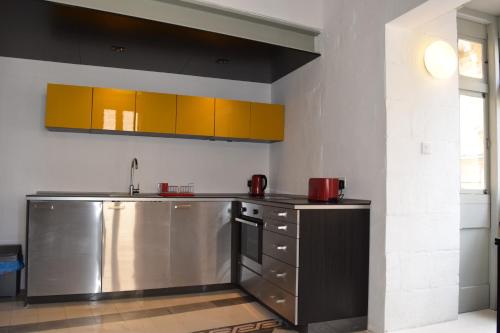 Η κουζίνα ή μικρή κουζίνα στο Valletta Maisonette Malta