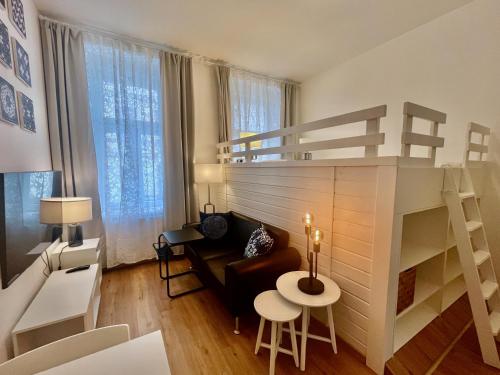 una pequeña sala de estar con litera y sofá en FARMER'S MARKET Apartments Vienna en Viena