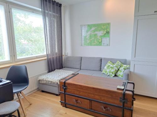 a small living room with a bed and a window at Studiohuoneisto Lohjan keskusta in Lohja