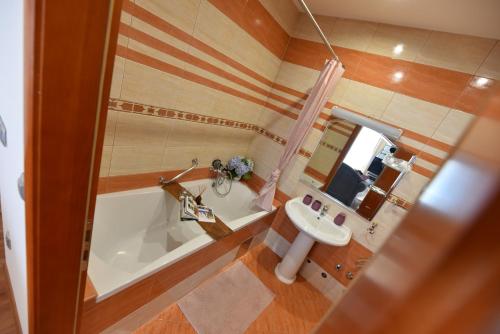 an overhead view of a bathroom with a tub and sink at Apartmani Lucija in Ludbreg