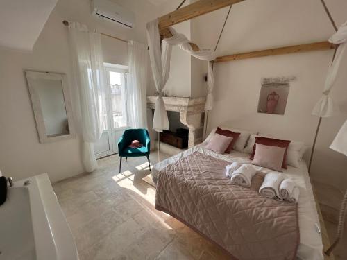 - une chambre avec un lit et 2 serviettes dans l'établissement Zinzu - by TripOstuni, à Ostuni