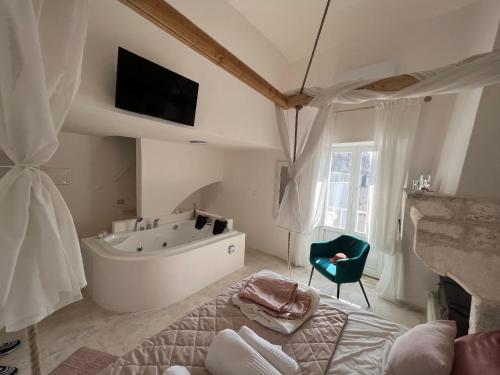 - une chambre avec une baignoire, un lit et une télévision dans l'établissement Zinzu - by TripOstuni, à Ostuni