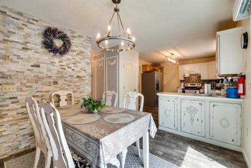Η κουζίνα ή μικρή κουζίνα στο Hot Tub, Game Room and Fire Pit Pocono Summit Home!