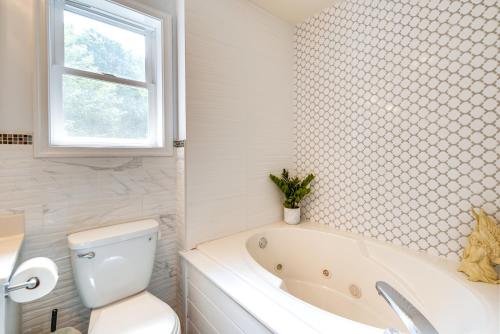 Ένα μπάνιο στο Hot Tub, Game Room and Fire Pit Pocono Summit Home!