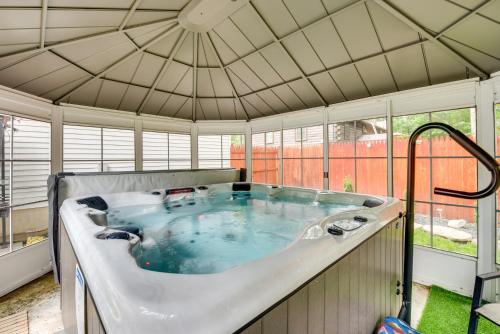 bañera grande en una habitación con ventanas en Pocono Summit Home with Game Room, 3 Mi to Kalahari!, en Pocono Summit