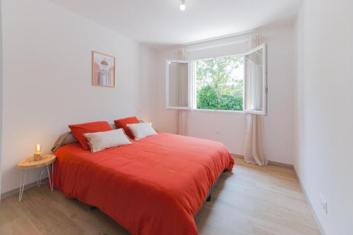 a bedroom with a red bed with a window at Villa Esparots - Maison avec piscine privée in Berrias Et Casteljau