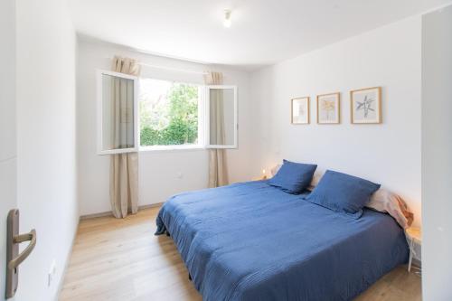 - une chambre avec un lit bleu et une fenêtre dans l'établissement Villa Graveyron - Maison avec piscine privée, à Berrias Et Casteljau