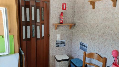 Habitación con baño con puerta y cubo de basura. en Niki's house, en Skoutari