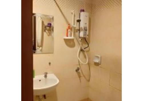 La salle de bains blanche est pourvue d'un lavabo et d'une douche. dans l'établissement Homestay Pagar Buruk Bukit Merah L6- FAN ONLY, à Simpang Ampat Semanggol