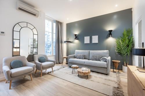 un salon avec un canapé et deux chaises dans l'établissement Sweett - Pavillon Opera, à Paris