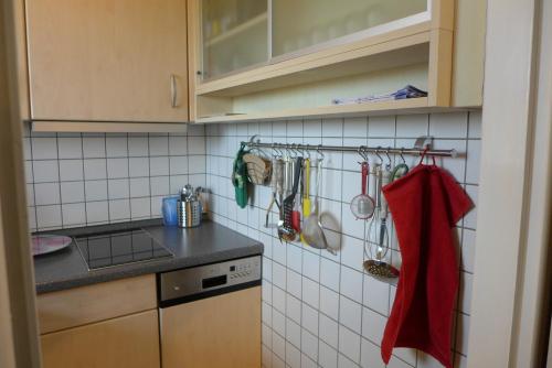 una cocina con utensilios colgando en la pared en Tief 10 Sandburg 104, en Wangerland