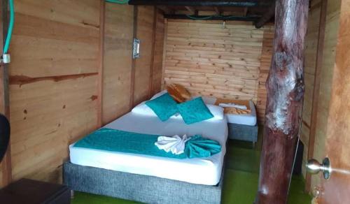 ein Schlafzimmer mit einem Bett in einer Holzhütte in der Unterkunft Ecohotelhector in Playa Blanca