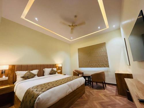 Habitación de hotel con cama y mesa en HOTEL EKAS, en Charbagh