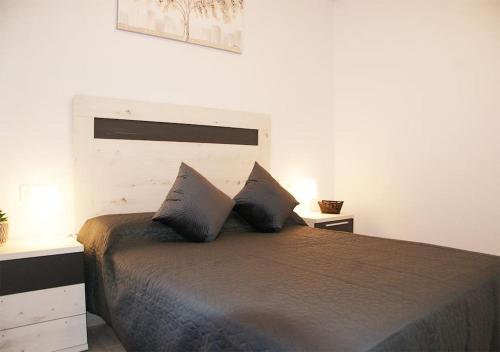 a bedroom with a bed with two pillows on it at Apartamento frente la playa Cala Capitan, Orihuela Costa in Orihuela