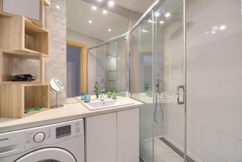 ein Badezimmer mit Waschmaschine und Dusche in der Unterkunft Family Center Spot in Posen