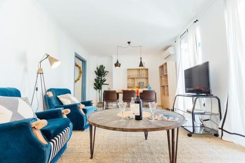 Stunning and colorful- 4Bd 2Bth- Santa Cruz