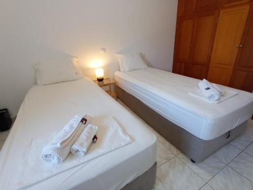 2 camas con toallas en una habitación en Aegean Breeze Beach House en Artemida