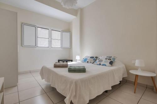 サンタクルス・デ・テネリフェにあるapartamentos yadoの白い壁の白いベッドルーム(ベッド1台付)