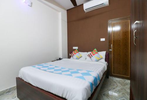 a bedroom with a large bed in a room at Super Hotel O Adri Hotels in Kolkata