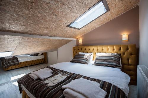 ein Schlafzimmer mit einem großen Bett und einem Dachfenster in der Unterkunft Newway Apartments in Istanbul