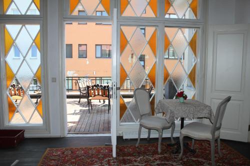 Cette chambre dispose d'une table, de chaises et d'un balcon. dans l'établissement Taanilinna Hotell, à Tallinn