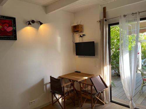 TV a/nebo společenská místnost v ubytování Studio sucrier 150m des plages orient bay