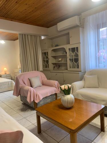 - un salon avec un canapé et une table dans l'établissement Guest house Sonia’s, à Ágios Nikólaos