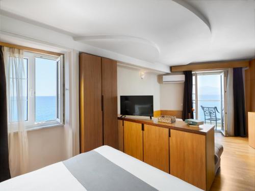 Kuchyň nebo kuchyňský kout v ubytování El Greco Hotel