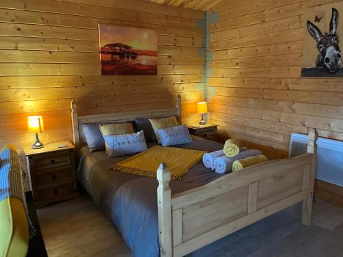 een slaapkamer met een groot bed in een houten kamer bij Rife Lodges in Arundel