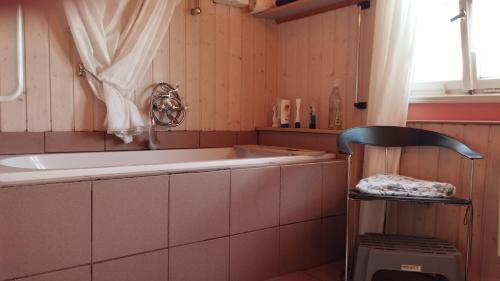ein Badezimmer mit einer Badewanne und einem Waschbecken in der Unterkunft Gemütliches Privatzimmer in Schömberg