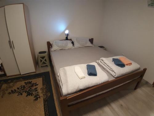 una camera da letto con due letti con asciugamani sopra di Lenka a Višegrad