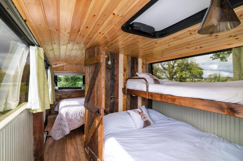 Postel nebo postele na pokoji v ubytování Glasson Glamping Farm